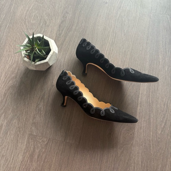 Manolo Blahnik Black Suede Kitten Heels with Swirl Piping Detail - Picture 8 of 11